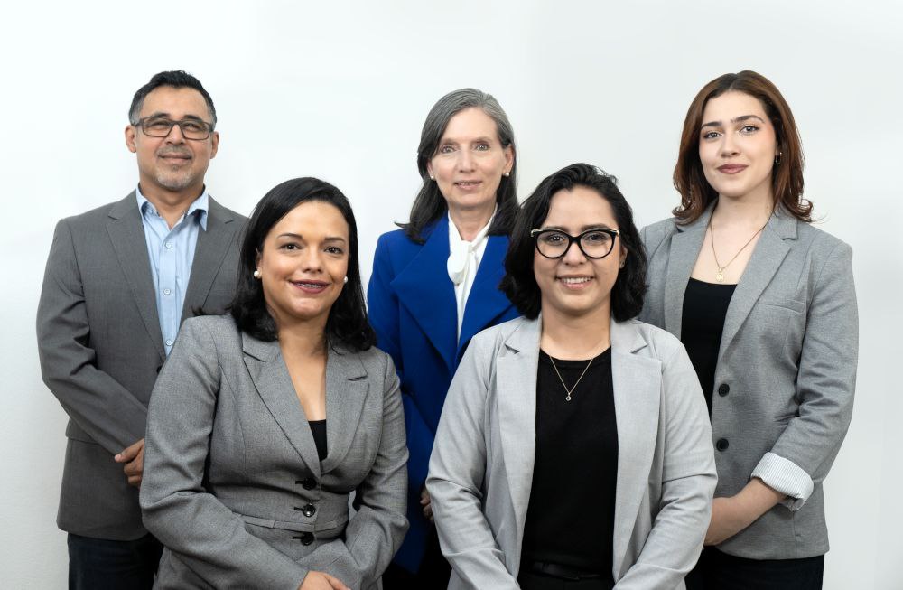 Fotografía de 5 personas del equipo técnico.